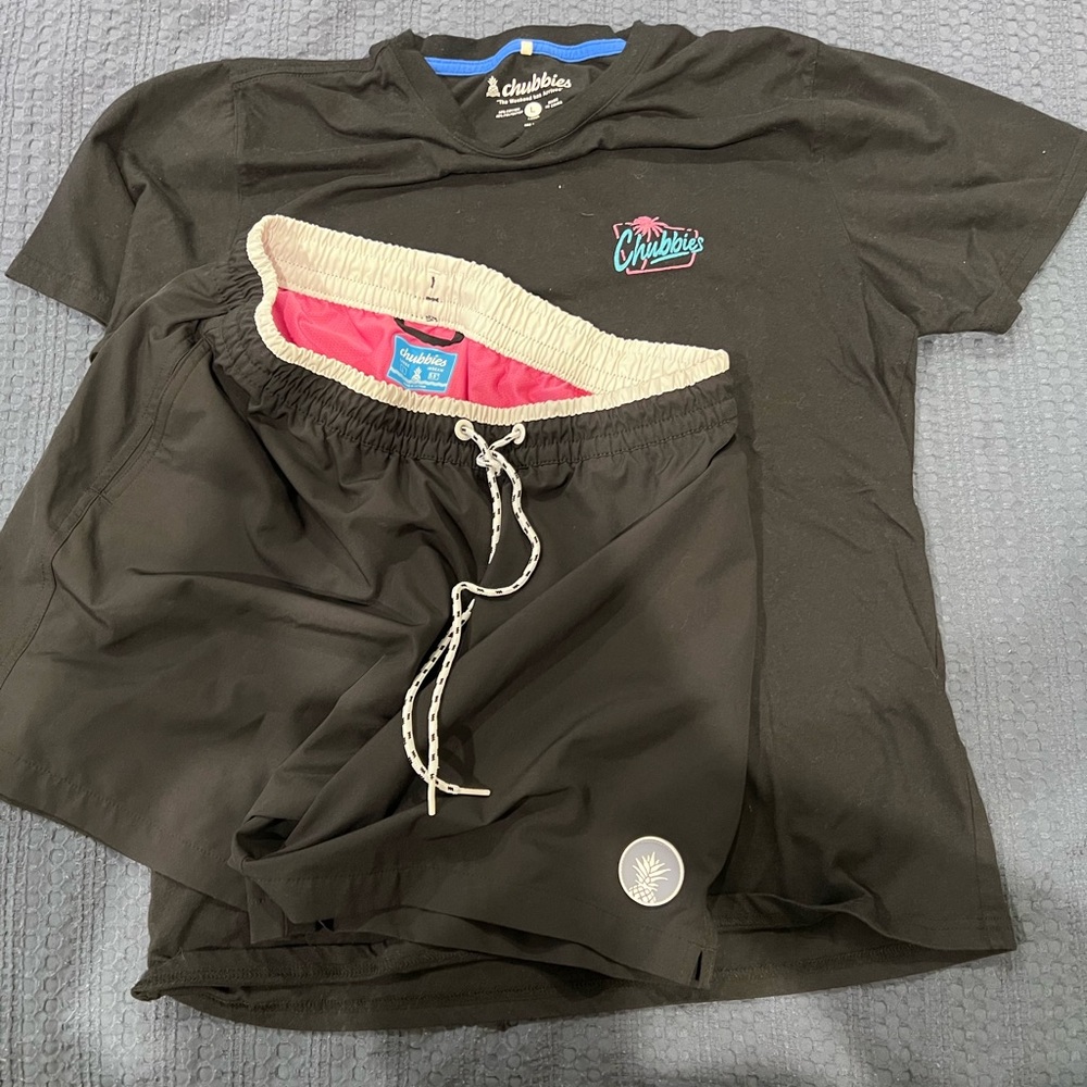 Chubbies Swim Black T-Shirt and Shorts Set Size L